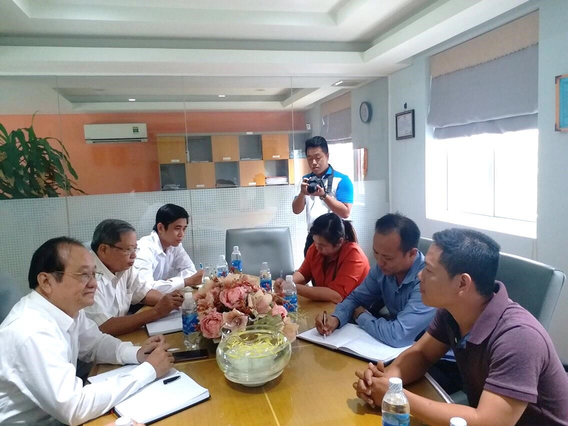 Một số cựu sinh viên (nam mặc áo xanh và nữ mặc áo đỏ) khóa 2013 ngành NTTS  của ĐH Tiền Giang đang làm việc tại công ty Tuấn Hiền