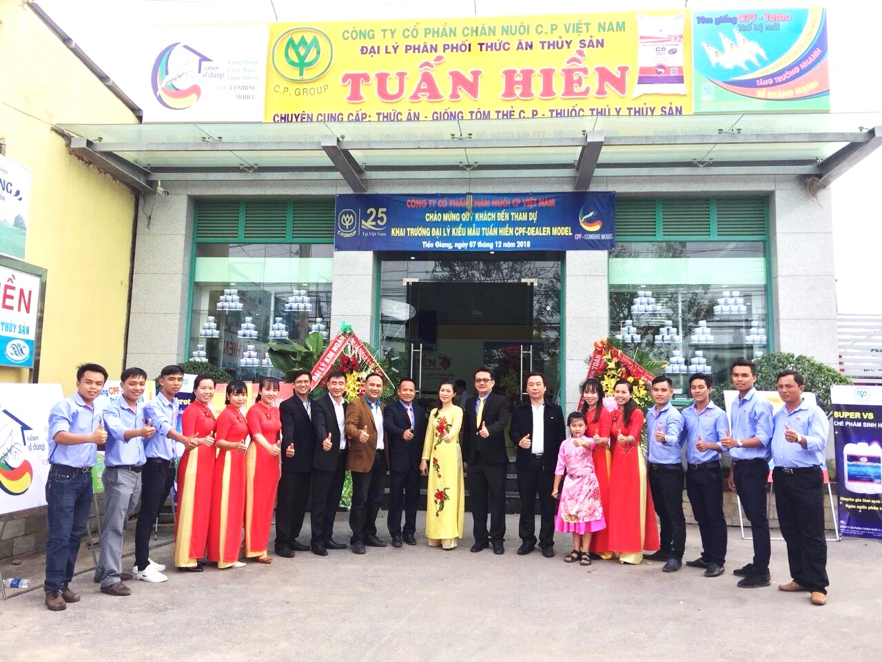 Một cửa hàng kinh doanh thức ăn và thuốc hóa chất dành cho nuôi tôm  của công ty Tuấn Hiền